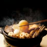大根、卵、玉こんにゃくなどの定番や、柔らか茹でタンや焼き鳥おでん、ロールキャベツ、焼売など、変わり種も！さらにおでんの出汁を活かした海鮮茶漬け・うどんなど〆のメニューも充実♪

