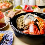 蓋を開けた瞬間に立ち上がる牡蠣の磯の香が食欲をそそり、鮮やかな紅色の海鮮がテーブルを彩ります。