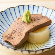 時間をかけてじっくり煮込んだ茹でタンは口の中でホロホロくずれる柔らかさ。焼く以外のタンの魅力に気づける一品☆