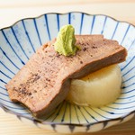 時間をかけてじっくり煮込んだ茹でタンは口の中でホロホロくずれる柔らかさ。焼く以外のタンの魅力に気づける一品☆