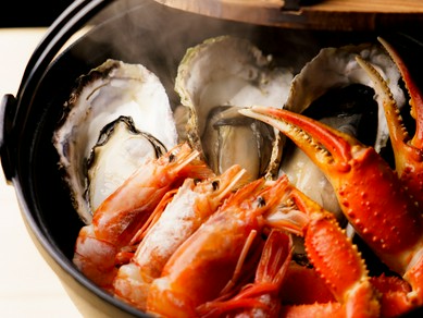 【お刺身の升盛り・サーモン・かつお】全130品が食べ飲み放題！牡蠣と海鮮のいろり蒸しも！