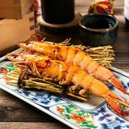 焼き鳥をはじめとする串焼きをご提供。「肉巻き串」や「海鮮串」など、幅広い串料理をお楽しみいただけます。中でも、自家製のつくねに削ったチーズをふりかけた「削りチーズつくね串」がおすすめです！