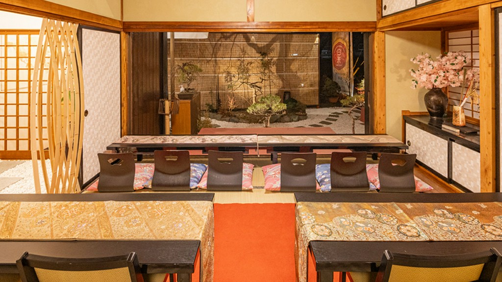 和の趣を感じる、日本庭園を眺められる特別な座敷席