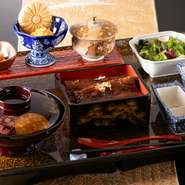 山梨県産の温泉うなぎを使用し、ふっくらジューシーに蒸し焼きで仕上げた逸品。特製のタレは山梨県産赤ワインが隠し味に使用されており、濃厚ながらもさっぱりとした味わいに。こだわりのコシヒカリと相性抜群です。