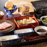 厚切りの甲州和牛サーロインを、富士山の溶岩で豪快にグリル。香ばしく焼き上げた肉を、さっぱりとした自家製ダレや多彩な薬味とともに味わえます。こだわりのコシヒカリとともに、贅沢な食体験を満喫しましょう。