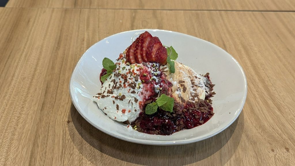 苺とベリーのスフレパンケーキ