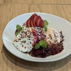 苺とベリーのスフレパンケーキ