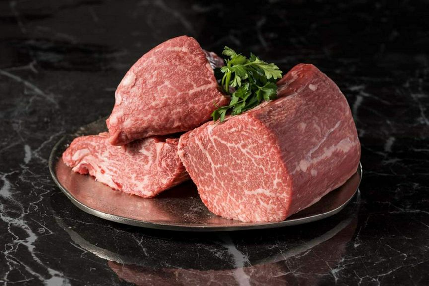 肉質や鮮度などを見極め買い付ける国産のブランド牛