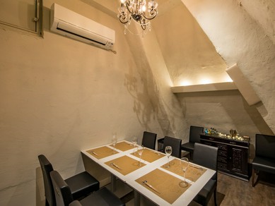 ひっそりと隣席を気にせず過ごせる落ち着いた個室席