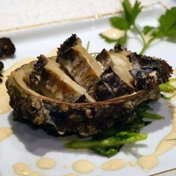 豪華な前菜として人気を集める『蝦夷鮑のソテー』