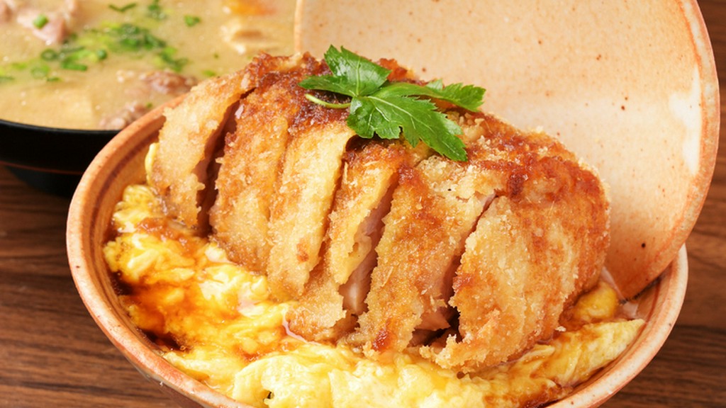 豚肉を低温調理してから揚げた、名物のカツ丼