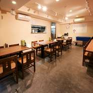 店内には、4人掛けのテーブル席のほか、壁沿いにはカウンター席も設けられています。木のぬくもりを感じるシンプルな内装で、食堂のようなアットホームな雰囲気。地元で人気の行列店として親しまれています。
