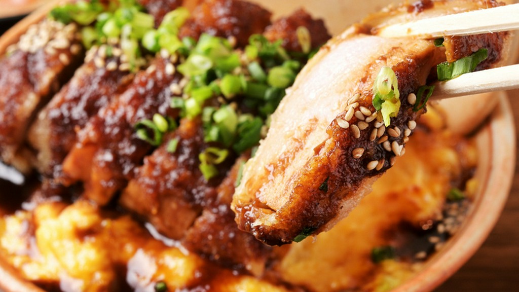 厳選素材が織りなす人気の味、“卵でとじないカツ丼”