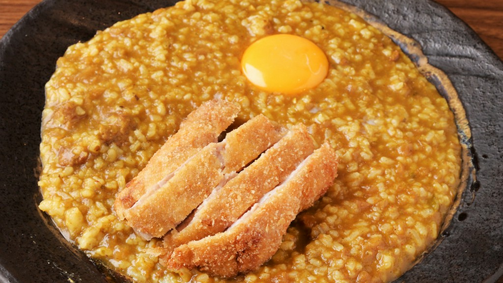 ピリッとした辛さの中に卵黄が加わり、まろやかな味わいが広がる『かつカレー飯』