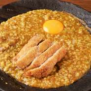 カレールーとご飯が最初から混ぜられた人気メニューです。ジューシーなロースカツは150グラム。白米の中に刻んで混ぜられている福神漬けのコリッとした食感がアクセントになり、最後まで楽しめます。