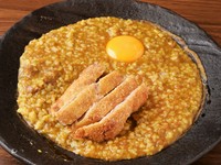 ピリッとした辛さの中に卵黄が加わり、まろやかな味わいが広がる『かつカレー飯』