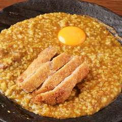 ピリッとした辛さの中に卵黄が加わり、まろやかな味わいが広がる『かつカレー飯』