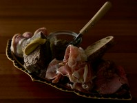 シャルキュトリーの盛り合わせ
※1名様盛りから可能
※商品内容・料金に関しましては、お気軽にスタッフまでどうぞ