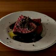 ぺリグーソース
低温でゆっくり焼き上げて味がしみこんだ腿肉に自家製のトリュフのソースをかけてどうぞ！赤身に近い箇所の腿肉を使用しているので柔らかく、脂っこくもないので食べやすい逸品です！
