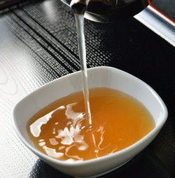 半世紀の歴史が染み込む、深い旨みと上品な後味の『おだしのつけたれ』