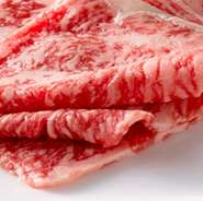 三層の上質なロースに特製の「おだしのつけたれ」がしっかり絡むことで肉の旨みがより一層引き立ちます。柔らかさと深い味わいが特長です。