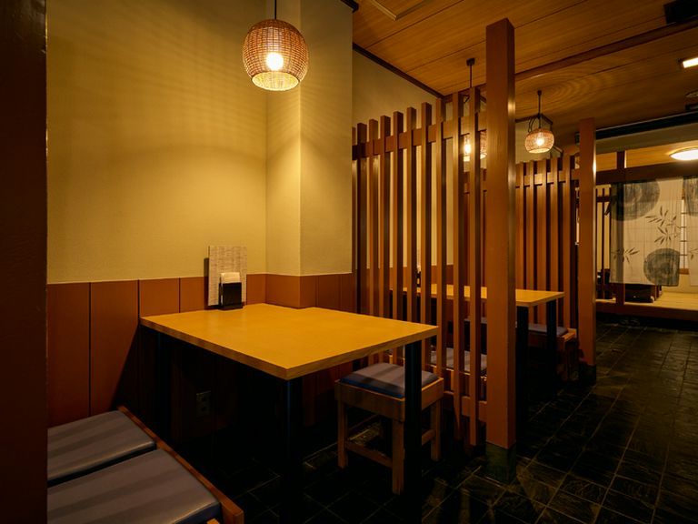 小鍋と日本酒を楽しむ、大人の女子会に