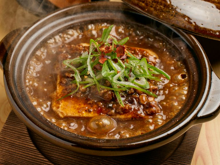 熱々の小鍋で楽しむ、香り高い四川の味。豆腐を崩しながら味わう『本格麻婆の小鍋立て』