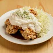 特製の唐揚げにオレンジ風味の南蛮ソースをかけ、メレンゲ状に仕上げたふわふわトロトロの自家製ソースをたっぷりとON！頬張ると、オレンジの香りとなめらかなソース、唐揚げに仕込んだだしの風味が広がります。