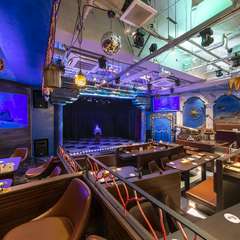 食事の時間をさらに盛り上げてくれる華やかなマジックショー