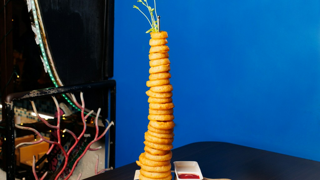 驚くべき高さ30cm！サクサク食感で止まらないおいしさ『オニオンリングタワー』