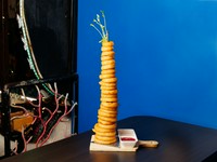 驚くべき高さ30cm!サクサク食感で止まらないおいしさ『オニオンリングタワー』