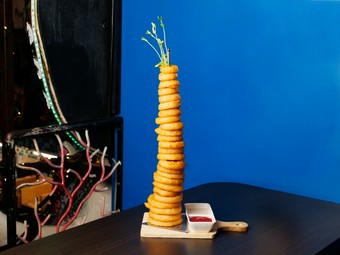 驚くべき高さ30cm！サクサク食感で止まらないおいしさ『オニオンリングタワー』