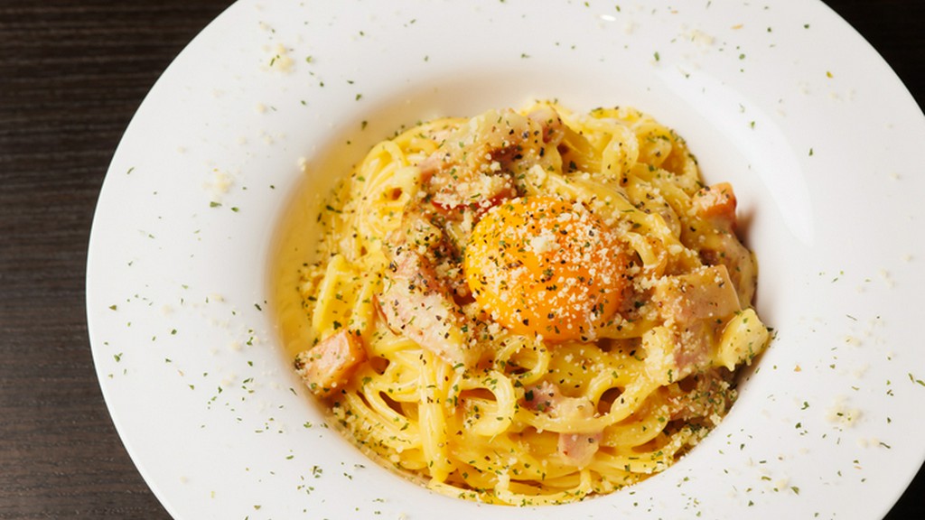 白ワインで香り高く仕上げた『2種のベーコンのクリーミーカルボナーラ』