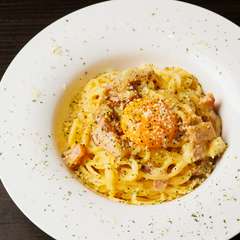 白ワインで香り高く仕上げた『2種のベーコンのクリーミーカルボナーラ』