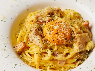素材の力を引き出す『2種のベーコンのクリーミーカルボナーラ』