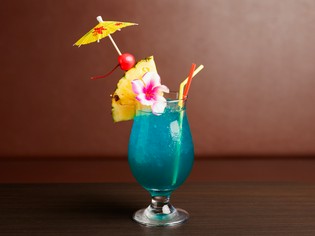 料理とドリンク、どちらも味だけでなく見た目でも喜びを感じる