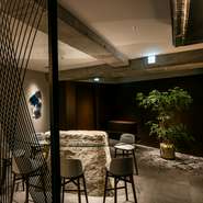 ウェイティングエリアでは風化に強い四国産「庵治石」が訪れる人々を静かに迎えます。店内にある吹きガラスや鉄のインテリアは、人と人を繋ぐ「糸」や「強い気持ち」という思いが込められた意匠です。