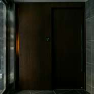 麻布十番駅から徒歩わずか1分という立地ながら、目立つ看板もなく住宅街の一角に静かに佇む隠れ家のような存在。完全予約制のため、店内では落ち着いた雰囲気の中で、丁寧につくられた料理をじっくりと楽しめます。