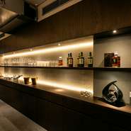 海外から取り寄せたワインサーバーを導入。産地や品種にとらわれず選び抜かれた赤白4本ずつは、料理に合う逸品揃いです。料理とのペアリングは、ゲストの好みに応じて柔軟に対応してくれます。