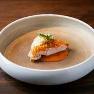 オーナーの伊藤氏の経験則により、旬のものをよりおいしい地域から厳選して仕入れ。そのポテンシャルの高い食材を生かす、美しく先進的な料理には季節を感じる味わいが宿っています。 