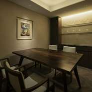 シックで重厚な雰囲気を持つ個室が用意されており、プライベートなひとときが過ごせます。お子様連れや大切な接待にも相応しく、ゆったり過ごしたい方にもオススメです。