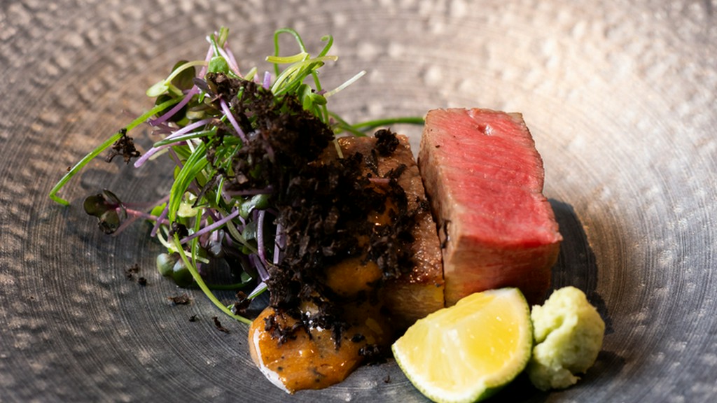 独自の火入れが生む新境地『新村畜産黒毛和牛フィレの炭火焼き黒トリュフがけ』