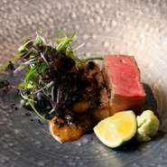 鹿児島直送の黒毛和牛フィレ肉を、特殊オーブンでじっくりと火入れしてから備長炭でかりっと香ばしく仕上げています。そこに香り高い黒トリュフと芳醇なソースが添えられ、肉の味わいを引き立てた一皿です。