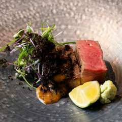 独自の火入れが生む新境地『新村畜産黒毛和牛フィレの炭火焼き黒トリュフがけ』