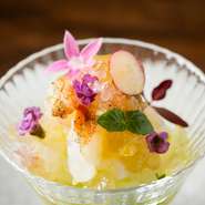 伊勢海老は昆布締めで旨みを引き出し、提供する直前に湯にくぐらせることで食感アップ。煽り烏賊は細引きにし、甘さと濃厚さが際立つ一口に。添えられたへべすとフルーツトマトのゼリーが爽やかさを与えてくれます。