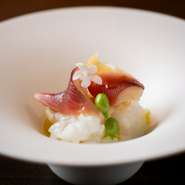 蜆と昆布から丁寧にとっただしが、素材の旨みを引き立てます。お米は佐賀県産の「さがびより」。鮮やかな紅色と厚みのある貝の歯応えや味わいは、自然の恵みが感じられる一品です。