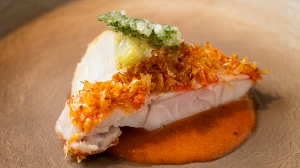 稲取産金目鯛の松笠焼き　桜海老のソース