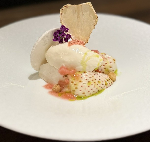 井出農園　雪うさぎ・おおきみ　2種の苺パフェ