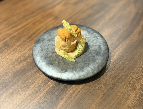 大隈産煽り烏賊のフリット 生うにと蕗の薹チップスのせ