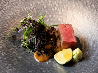 選び抜かれた黒毛和牛が、炭火とともに香り立つ美食の一瞬